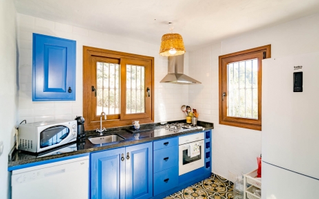 Oven, dishwasher, 4-ring gas hob and large fridge